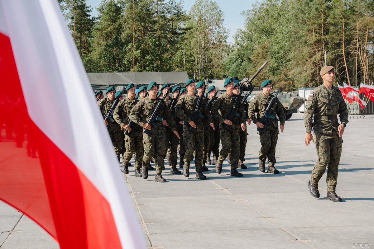 PodlaskiUW's tweet photo. 🪖 80 ochotników złożyło w Kolnie przysięgę wojskową. To  żołnierze dobrowolnej zasadniczej służby wojskowej, którzy przez cztery tygodnie byli szkoleni przez instruktorów #1PBOT. 

➡ Więcej: https://t.co/x1D7sMT8jV https://t.co/ZJ0N53EpQr