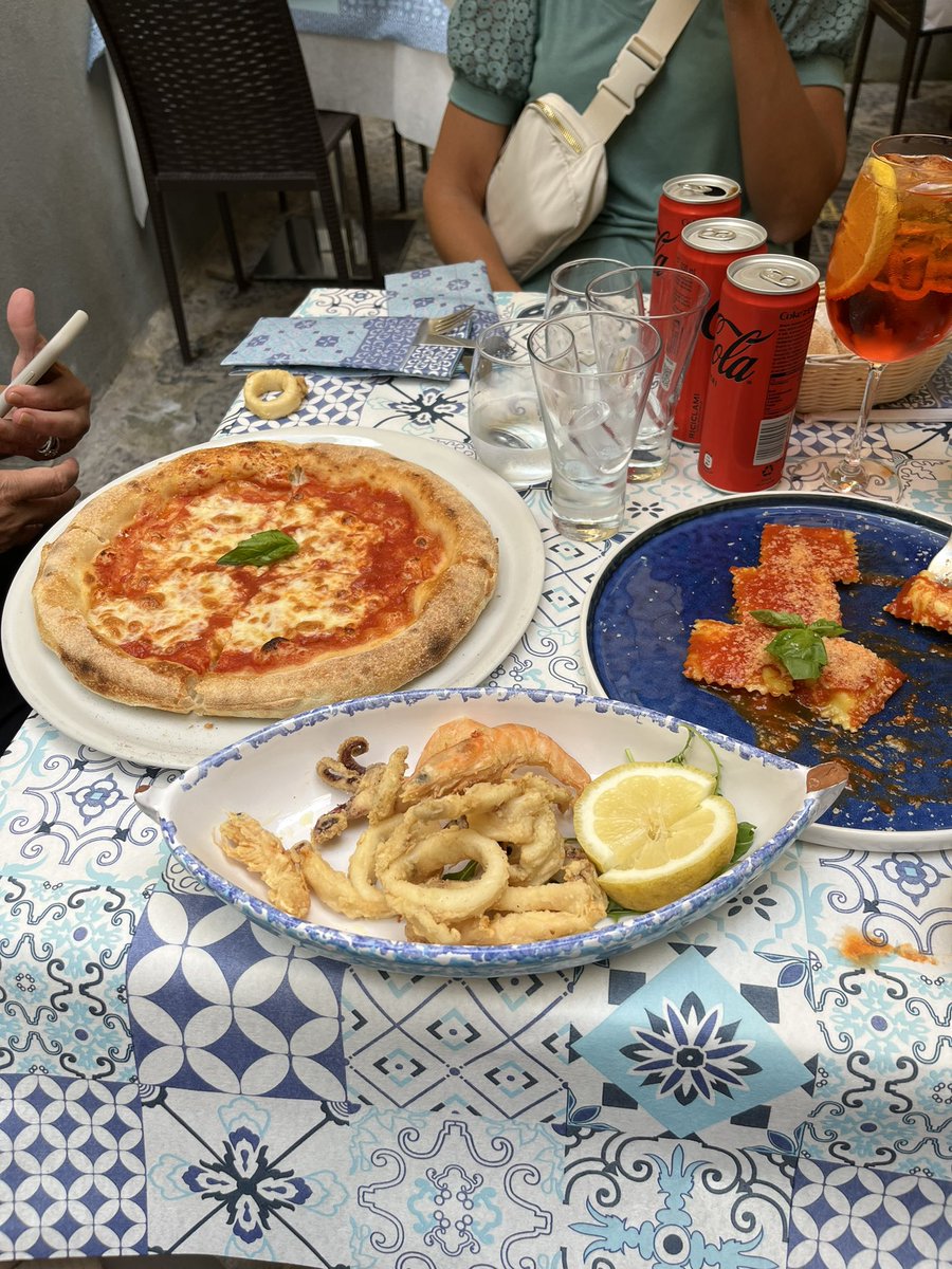 SteveLeq30's tweet photo. Time to get serious and eat my way through Italy #ImNotSharing https://t.co/9ePKaAEYa0
