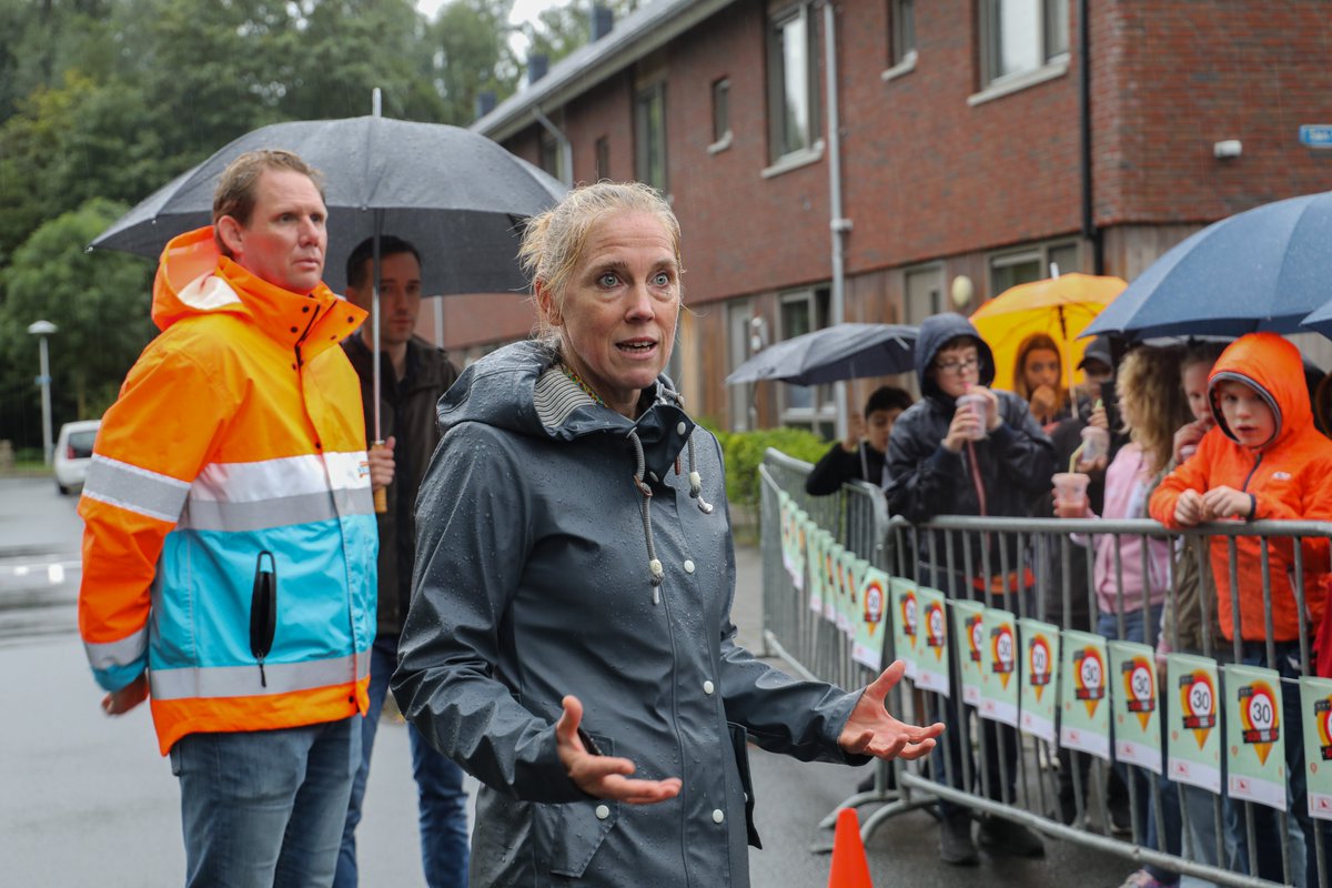 Mobiliteitsweek Utrecht (@mobweekutrecht) on Twitter photo Wat het verschil is tussen 30 en 50 km/u, maakte de remwegdemonstratie van <a href="/VeiligVerkeer/">Veilig Verkeer Nederland</a> op de Orinocodreef gisteren duidelijk. Wethouder #LotvanHooijdonk en de instructeur slipten bij 50 kilometer 11 meter extra door. #030gaatvoor30 <a href="/ProvUtrecht/">Provincie Utrecht</a> <a href="/GemeenteUtrecht/">Gemeente Utrecht</a> Wat het verschil is tussen 30 en 50 km/u, maakte de remwegdemonstratie van <a href="/VeiligVerkeer/">Veilig Verkeer Nederland</a> op de Orinocodreef gisteren duidelijk. Wethouder #LotvanHooijdonk en de instructeur slipten bij 50 kilometer 11 meter extra door. #030gaatvoor30 <a href="/ProvUtrecht/">Provincie Utrecht</a> <a href="/GemeenteUtrecht/">Gemeente Utrecht</a>