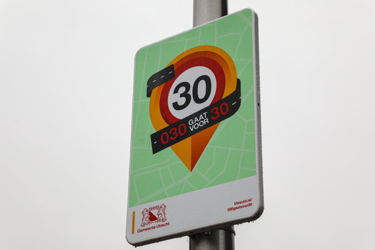 MobWeekUtrecht's tweet image. Wat het verschil is tussen 30 en 50 km/u, maakte de remwegdemonstratie van @VeiligVerkeer op de Orinocodreef gisteren duidelijk. Wethouder #LotvanHooijdonk en de instructeur slipten bij 50 kilometer 11 meter extra door. #030gaatvoor30 @ProvUtrecht @GemeenteUtrecht