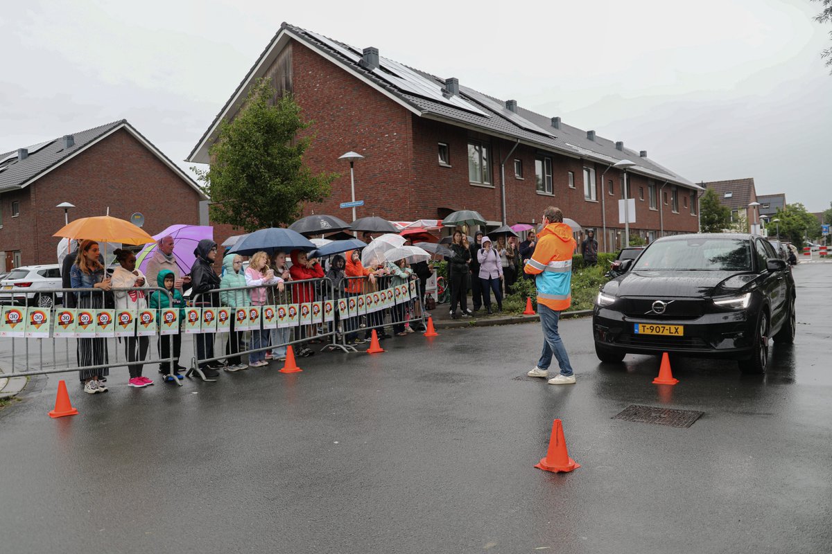 MobWeekUtrecht's tweet image. Wat het verschil is tussen 30 en 50 km/u, maakte de remwegdemonstratie van @VeiligVerkeer op de Orinocodreef gisteren duidelijk. Wethouder #LotvanHooijdonk en de instructeur slipten bij 50 kilometer 11 meter extra door. #030gaatvoor30 @ProvUtrecht @GemeenteUtrecht
