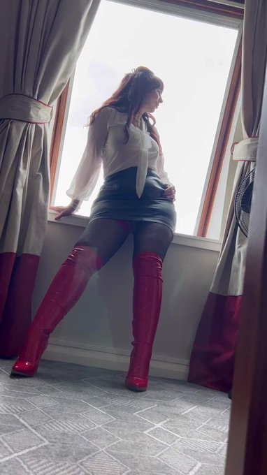 My new video is really hot! Check it out!  https://t.co/N7vhypBH66 https://t.co/fPPsSRPprA