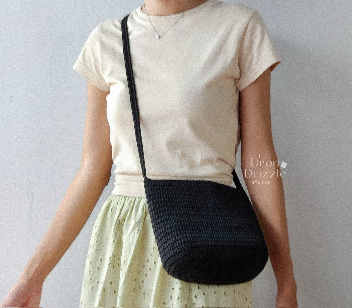 Crochet crossbody bag 
วัสดุ : เชือกร่ม
(แข็งแรงทนทาน โดนน้ำได้)
ขนาด : ฐานวงรี ก10 ซม. 
กว้าง 25 × สูง 22 ซม.
สายยาว : 45 ซม. (เมื่อใส่ของจะยืดอีกเล็กน้อย) 
- ติดกระดุมแม่เหล็ก
-ไม่มีซับใน

✅ 390 บาท 
มีพร้อมส่งใบเดียวเท่านั้น 
สนใจรับทัก DM หรือ Line ได้เลยค่ะ