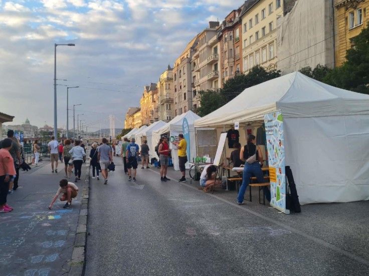 We were at Budapest's Fővám Square for #MobilityWeek in collaboration with Színes Erzsébetváros NGO in our Budapest Living Lab!

Brainstormed urban designs with locals using Erzsébetváros maps &amp; analyzed heat data from our summer campaign. Grateful for community insights!