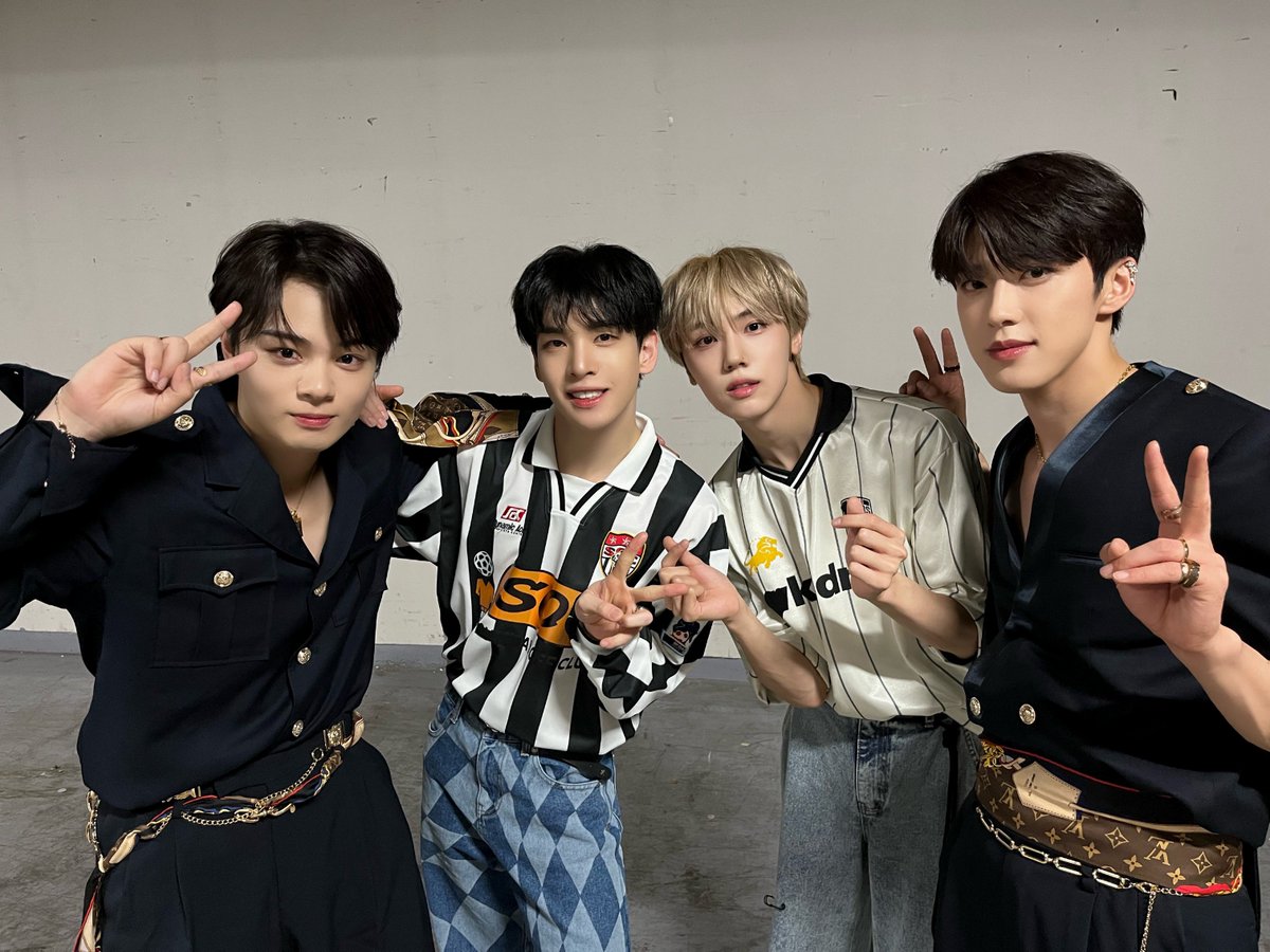 official_jo1's tweet photo. [📸] #MCOUNTDOWN にて

ご一緒させていただいた
CRAVITY ALLENさんSEONGMINさんと！

ありがとうございました！📻

크래비티선배님과!!감사합니다!!

@CRAVITYstarship
#CRAVITY #크래비티
#앨런 #ALLEN #성민 #SEONGMIN
#JO1 #제이오원 #EQUINOX #Venus
#河野純喜 #JUNKI #鶴房汐恩 #SHION https://t.co/U8kKXCVHzT