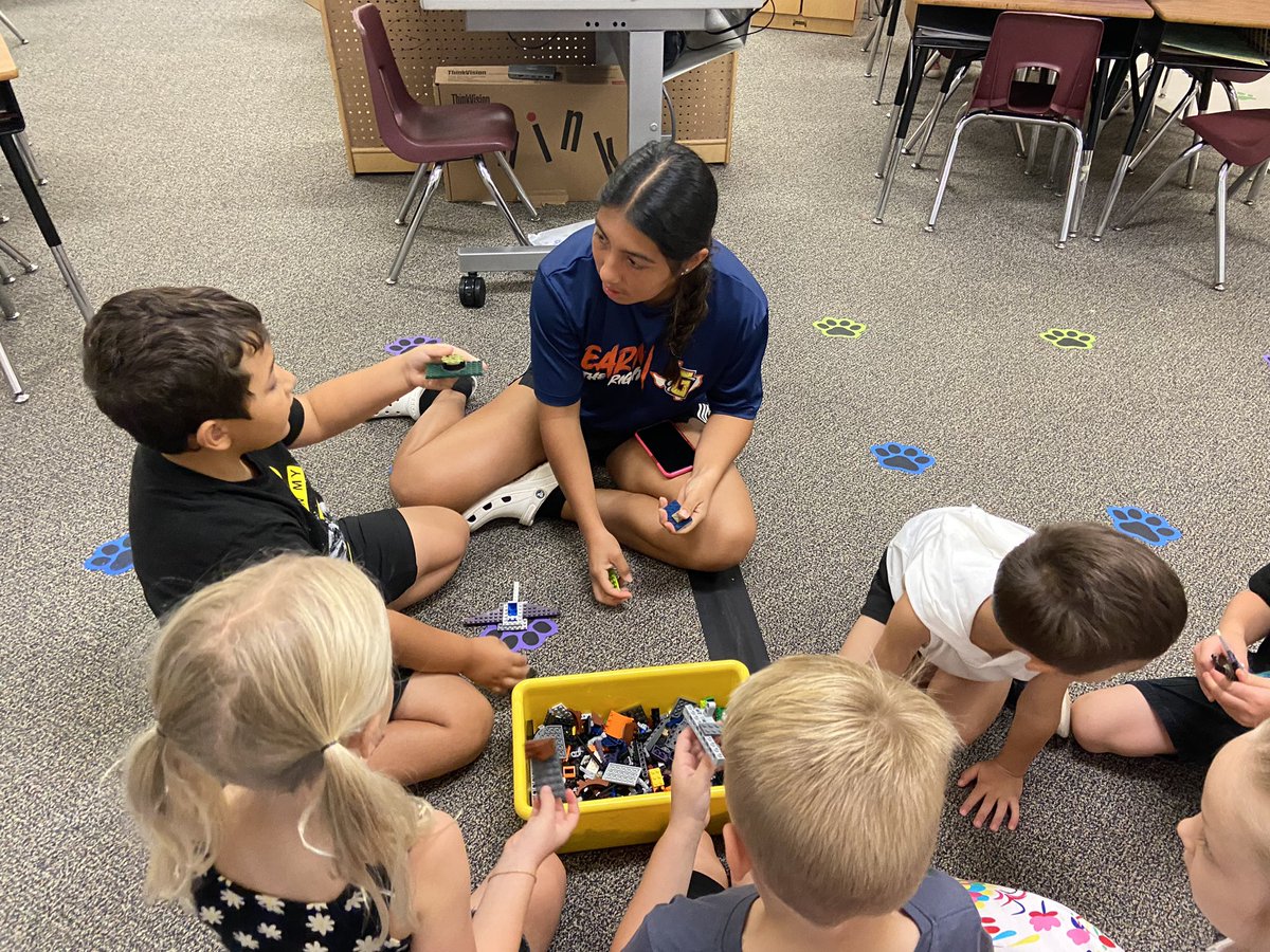 🚌📚Absolutely love our time with our future Grizzlies- working through puzzles, reading stories, and even playing silly games! Beyond proud to get to coach such amazing student athletes who love to give back to their community! #3P #family #GrizzlyNation