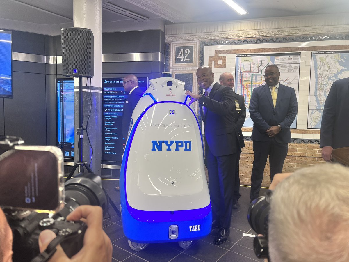 .@NYCMayor with the robocop, which cannot make the heart with the mayor because it has no arms