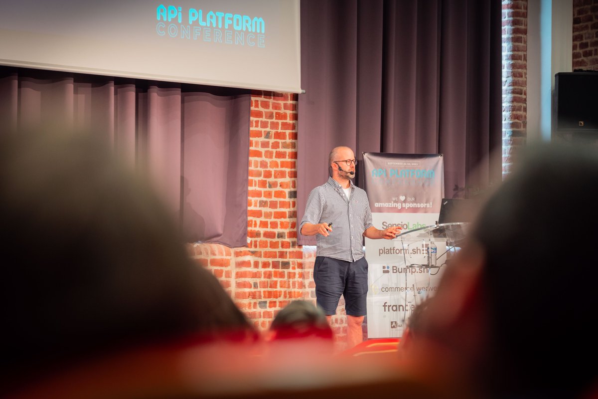 Live at the #APIPlatformCon: <a href="/bastnic/">Bastien Jaillot</a> and his talk "Récit d'une migration d'une API custom vers API Platform 2.x puis 3"