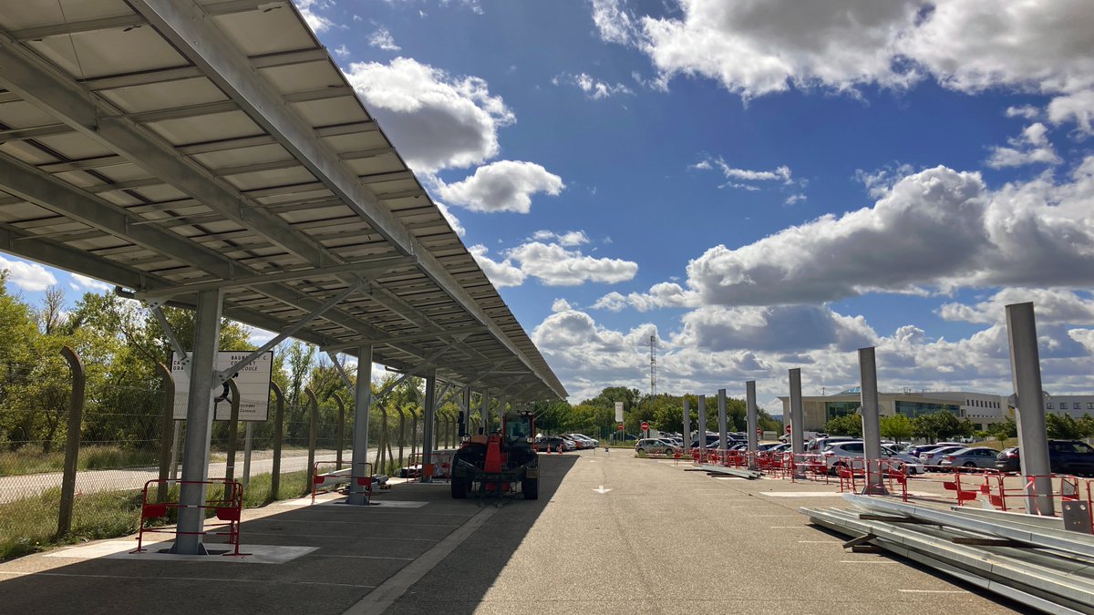 🏗 Bientôt 2000 m² de panneaux photovoltaïques recouvriront le parking de #Centraco et produira #autoconsommation plus de 500 MW/h par an, soit davantage que la consommation électrique annuelle de notre four de fusion !⚡️🔥
Une #ÉnergieRenouvelable installée par @EDFENR_Officiel