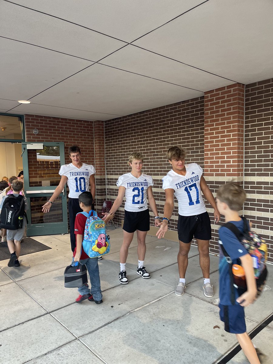 _CoachJJohnson's tweet photo. What a great morning with these guys greeting our young Mustangs!! Good morning Bales!! #Levelup https://t.co/PBVDpUCf7e