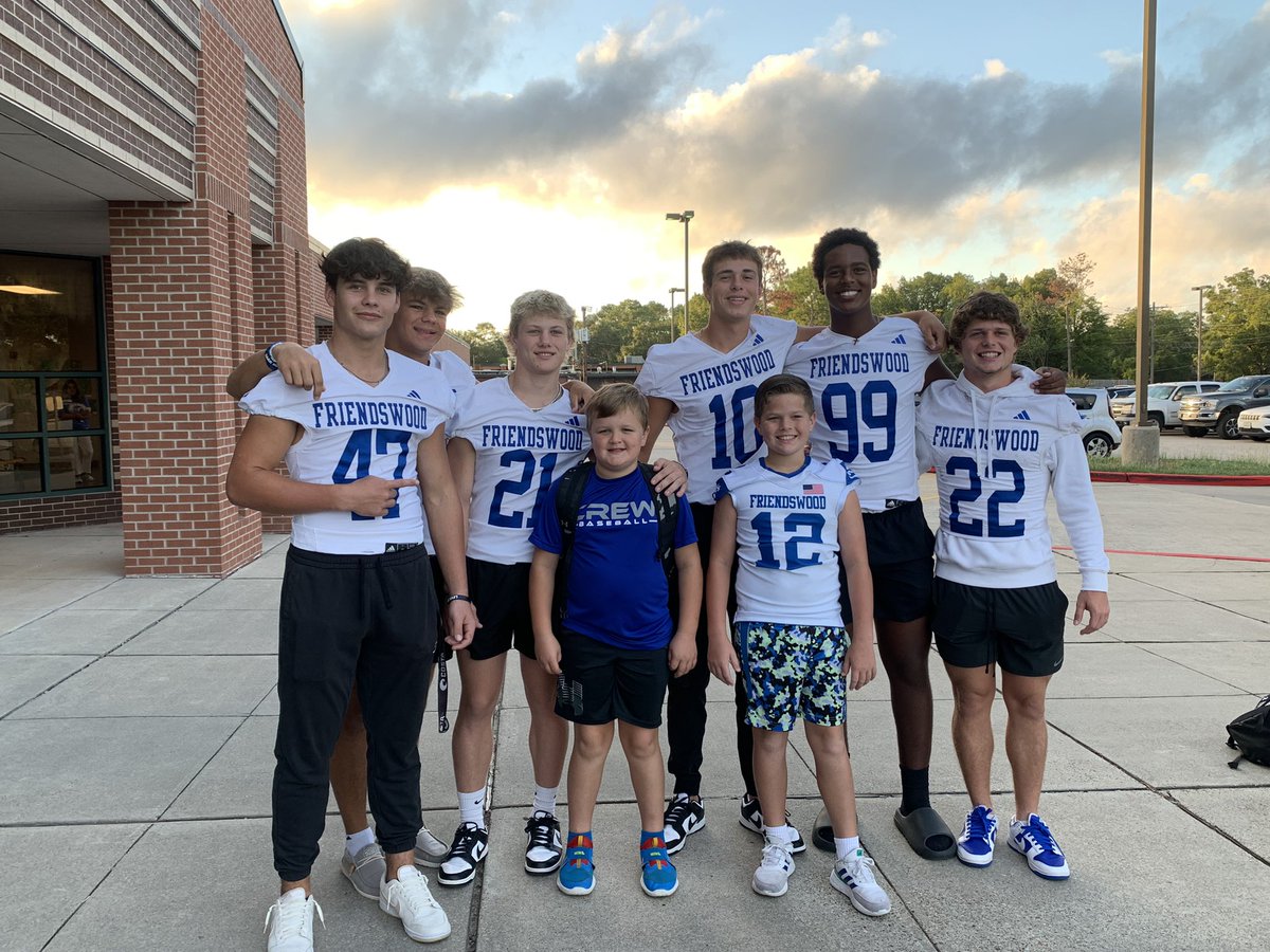 _CoachJJohnson's tweet photo. What a great morning with these guys greeting our young Mustangs!! Good morning Bales!! #Levelup https://t.co/PBVDpUCf7e