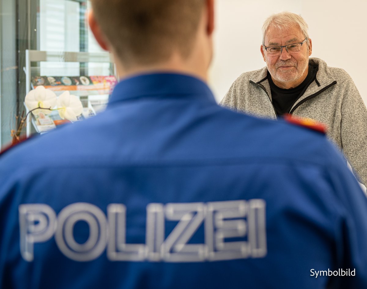 KapoZuerich's tweet photo. Die #KantonspolizeiZürich hat Mitte September 2023 drei mutmassliche #Telefonbetrüger verhaftet sowie mehrere tausend Euro Bargeld sichergestellt.

https://t.co/To2tOkV8FA https://t.co/1WO8sowxAj