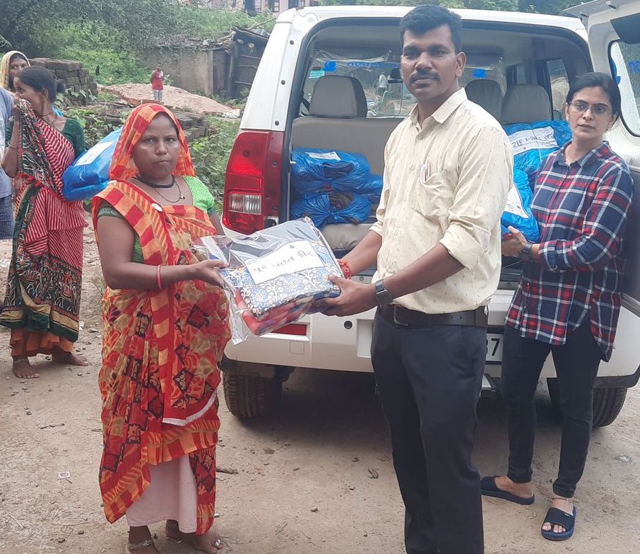 SdmDabhoi's tweet photo. કલેકટર સાહેબની પહેલથી દિપક ફાઉન્ડેશન વડોદરા ઘ્વારા ડભોઇ તાલુકાના ચાંણોદ, નંદેરીયા અને કરનાળી ગામે પૂર અસરગ્રસ્તો માટે બ્લેનકેટ અને અન્ય સામગ્રીની કુલ-૬૮૦ કીટ વિતરણ કરવામાં આવી.
#Dabhoi #Vadodara
@CollectorVad
@Info_Vadodara https://t.co/boqUfWmvyf