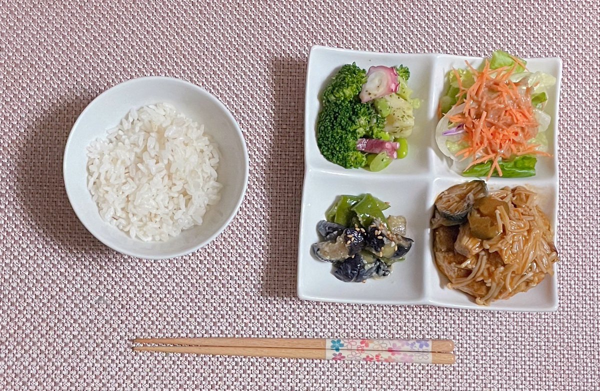 sio_o17's tweet image. 夜 ご飯🍚
 サラダ 
タコとブロッコリーのバジル和え
ナスとピーマンの味噌炒め
鶏肉のハンバーグ煮込み
 #ダイエット垢さんと繋がりたい 
 #ダイエット記録  #ダイエット飯  #ダイエット仲間募集中