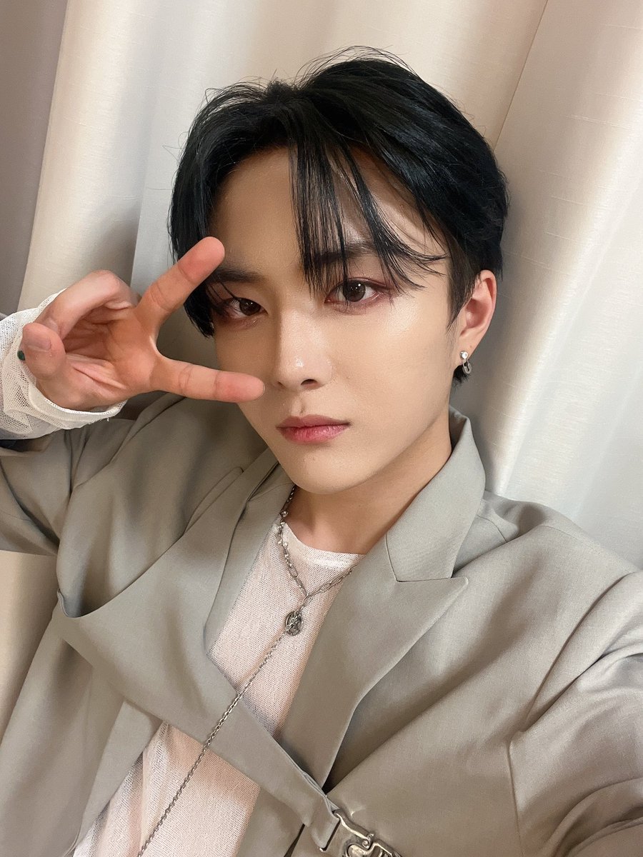 NINE_i_Firstone's tweet image. [#반]

아이닌 하트 백만개 🖤

#NINEi #나인아이 
#NEW_MIND #Turn_it_off #NINEi_Turn_it_off 
#NINEi_in_JAPAN #OSAKA