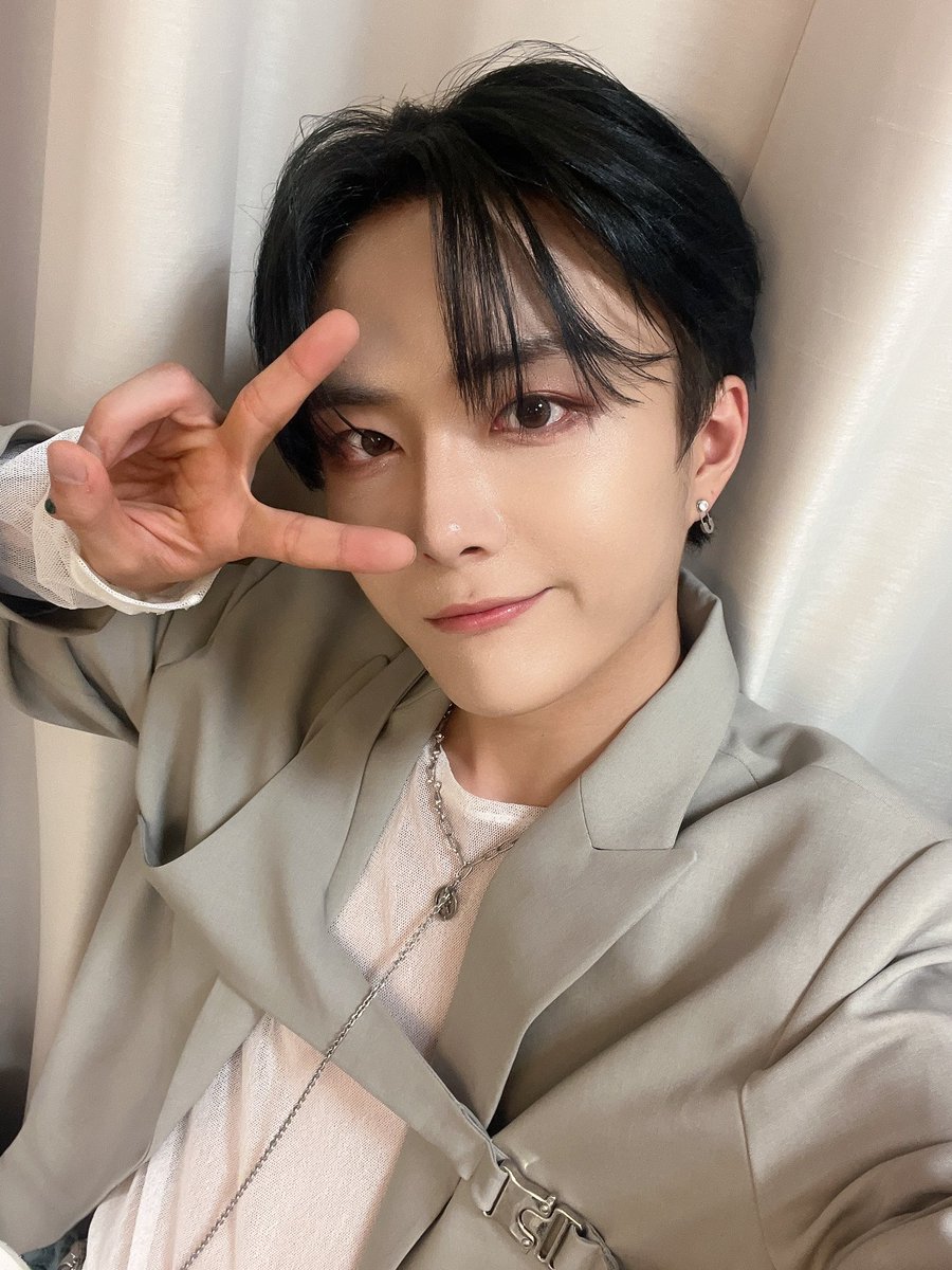 NINE_i_Firstone's tweet image. [#반]

아이닌 하트 백만개 🖤

#NINEi #나인아이 
#NEW_MIND #Turn_it_off #NINEi_Turn_it_off 
#NINEi_in_JAPAN #OSAKA