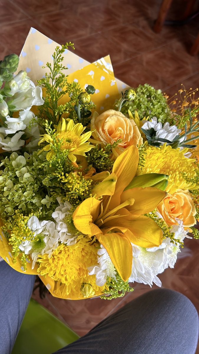 amay90s's tweet photo. ayer no xtweetee que mi novia si me mandó mis flores amarillas 👉🏻👈🏻 https://t.co/tM2y4eUuxr
