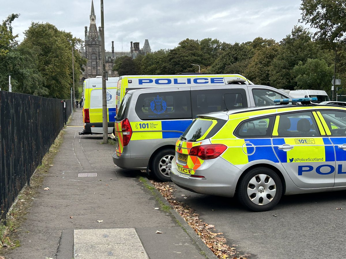 emmalougheed's tweet image. Because the unofficial motorhome campsite wasn’t bad enough, even @PSOSEdinburgh have now started parking so they block the pavement!! 🤬 there’s no way you’d get a double buggy through there and the tow bar / step is a hazard to ankles and anyone with poor sight @HalOsler