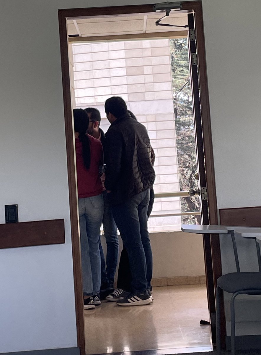 Estos son mis estudiantes en parcial. Les doy 5 minutos para hablar entre ellos a la mitad del parcial, no hojas, no examen, nada; solo ellos. Si no puedes pedir ayuda a tus futuros colegas cuando tienes problemas, entonces a quién?