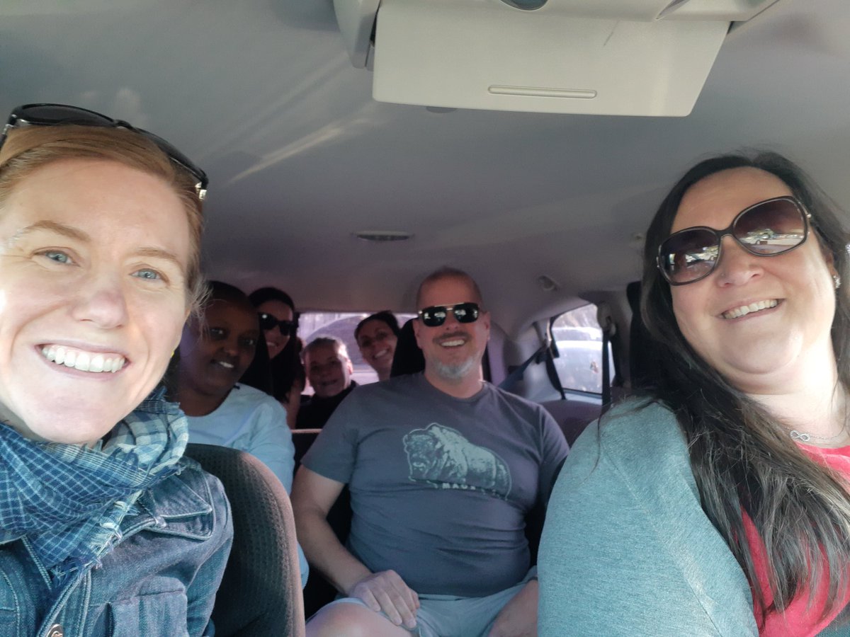 Une van pleine pour se rendre au #25ansCECCE! #SuperÉquipe #LaurierCarriėre <a href="/CapitaineRFR/">Capitaine RFR</a> #EngagementCECCE #CovoiturageLC <a href="/ecolecatholique/">CECCE</a>