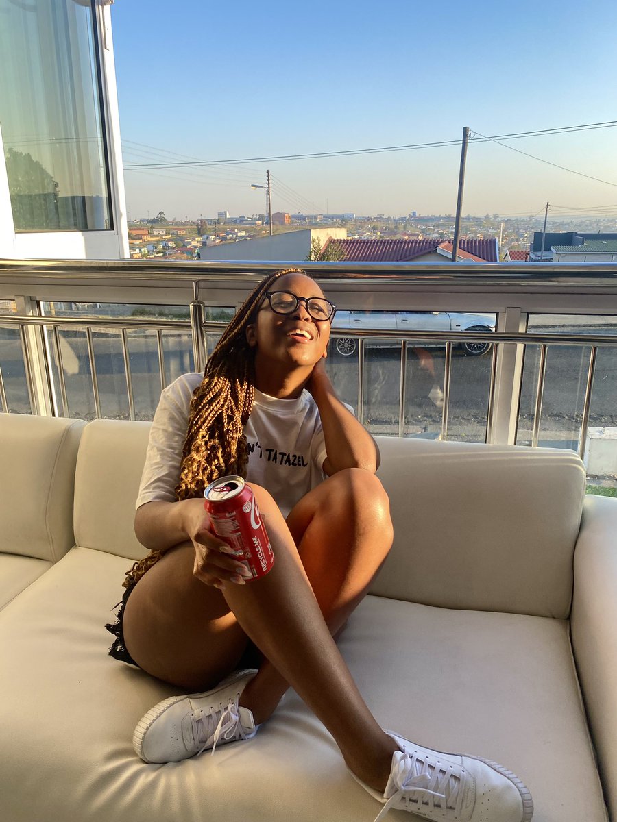 ilovenelz's tweet photo. Things to do in East London pt 2
 1. Go whale and dolphin watching.
2. Have lunch at Kwa-Jeff Chisanyama.
3. Go Sunset kayaking in Bridle drift dam.
4. Night out with friends at OHmi Gin Bar for a fun night.
#gobuffalocity https://t.co/3NuVt3BdA4