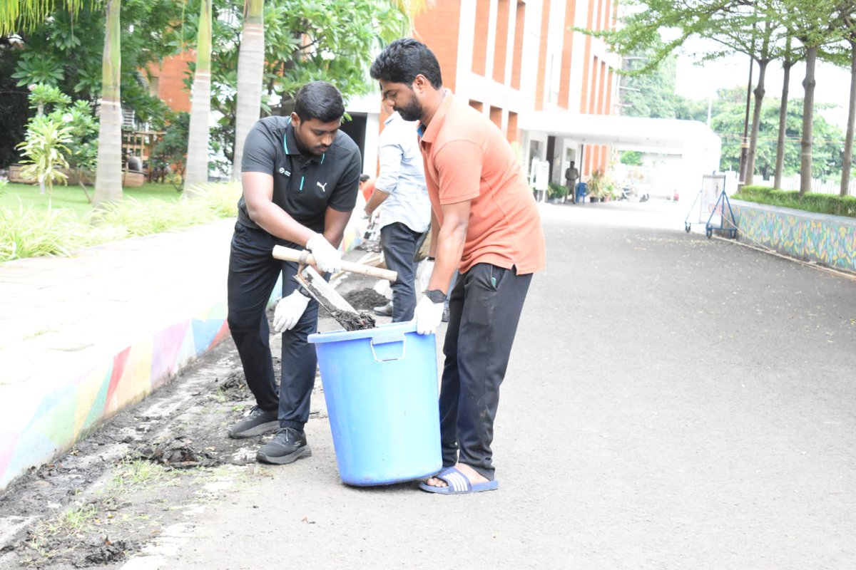 RMCoffice's tweet photo. They are rolling up their sleeves and joining hands for a massive cleanup of our municipal premises  in shramadhan program  as part of ISL 2.0. #ManholeToMachineHole #safaimitrasurakshashivir https://t.co/664UWTiT41