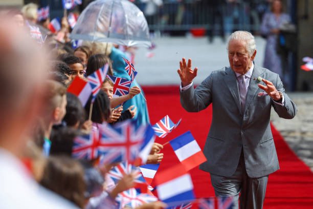 Merci Bordeaux! 🇫🇷

The King and Queen were welcomed by cheering crowds on arrival to Bordeaux, the second and final leg of their State Visit. 
#RoyalVisitFrance