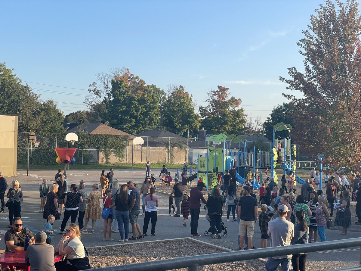 Last night, St.Anne families gathered to socialize with one another and to meet school staff . A big thank you to our Catholic School Council for providing and distributing snacks to our school community!