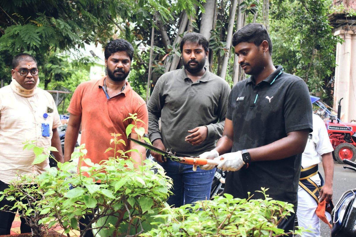 RMCoffice's tweet photo. Our beloved Rajamahendravaram Municipal Corporation Commissioner, Sri K. Dinesh Kumar, and our dedicated municipal staff are leading the way by setting an example for us all. #IndianSwachhataLeague #ecormc #isupportecormc #IndiaVsGarbage #garbagefreecities https://t.co/CGYQzkmsYX
