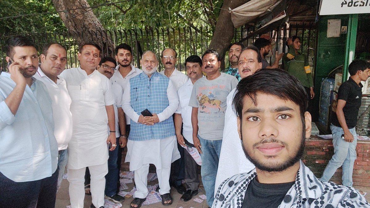LakhanR2000's tweet photo. दुनिया देख रही है दम....DUSU जीत रहे हैं हम....✌️
आज डूसू चुनाव के दौरान नॉर्थ कैंपस के हिंदू कॉलेज में @ABVPDelhi DUSU के पैनल के लिए सभी छात्रों से वोट करने की अपील की.... #ABVPElection #DUSU2023 #ABVPOnceMore #DUSU8434 #ABVP4DUSU @AbvpRitesh @TUSHARDEDHAABVP https://t.co/pWIvJ7mnUk
