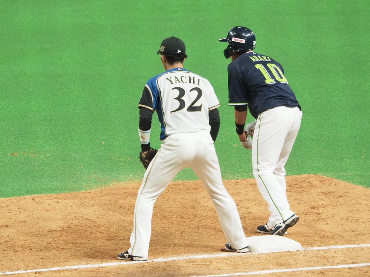 chishi38's tweet photo. 『じゃあ俺も。』てなったのかな、やちさんはあらきさんのお下がりを身につけちゃうしトレード前日も当日も年明けもずっとご一緒だったね、これからのお二方もだいすきです💞 https://t.co/6xvJybbIXF