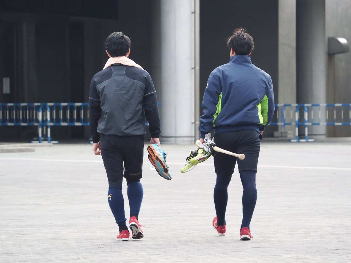 chishi38's tweet photo. 『じゃあ俺も。』てなったのかな、やちさんはあらきさんのお下がりを身につけちゃうしトレード前日も当日も年明けもずっとご一緒だったね、これからのお二方もだいすきです💞 https://t.co/6xvJybbIXF