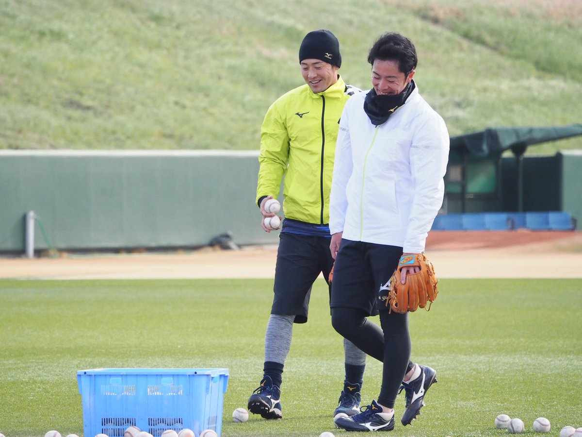 chishi38's tweet photo. 『じゃあ俺も。』てなったのかな、やちさんはあらきさんのお下がりを身につけちゃうしトレード前日も当日も年明けもずっとご一緒だったね、これからのお二方もだいすきです💞 https://t.co/6xvJybbIXF