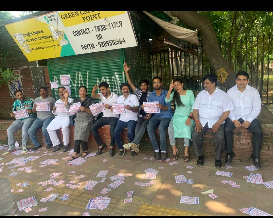 LakhanR2000's tweet photo. दुनिया देख रही है दम....DUSU जीत रहे हैं हम....✌️
आज डूसू चुनाव के दौरान नॉर्थ कैंपस के हिंदू कॉलेज में @ABVPDelhi DUSU के पैनल के लिए सभी छात्रों से वोट करने की अपील की.... #ABVPElection #DUSU2023 #ABVPOnceMore #DUSU8434 #ABVP4DUSU @AbvpRitesh @TUSHARDEDHAABVP https://t.co/pWIvJ7mnUk