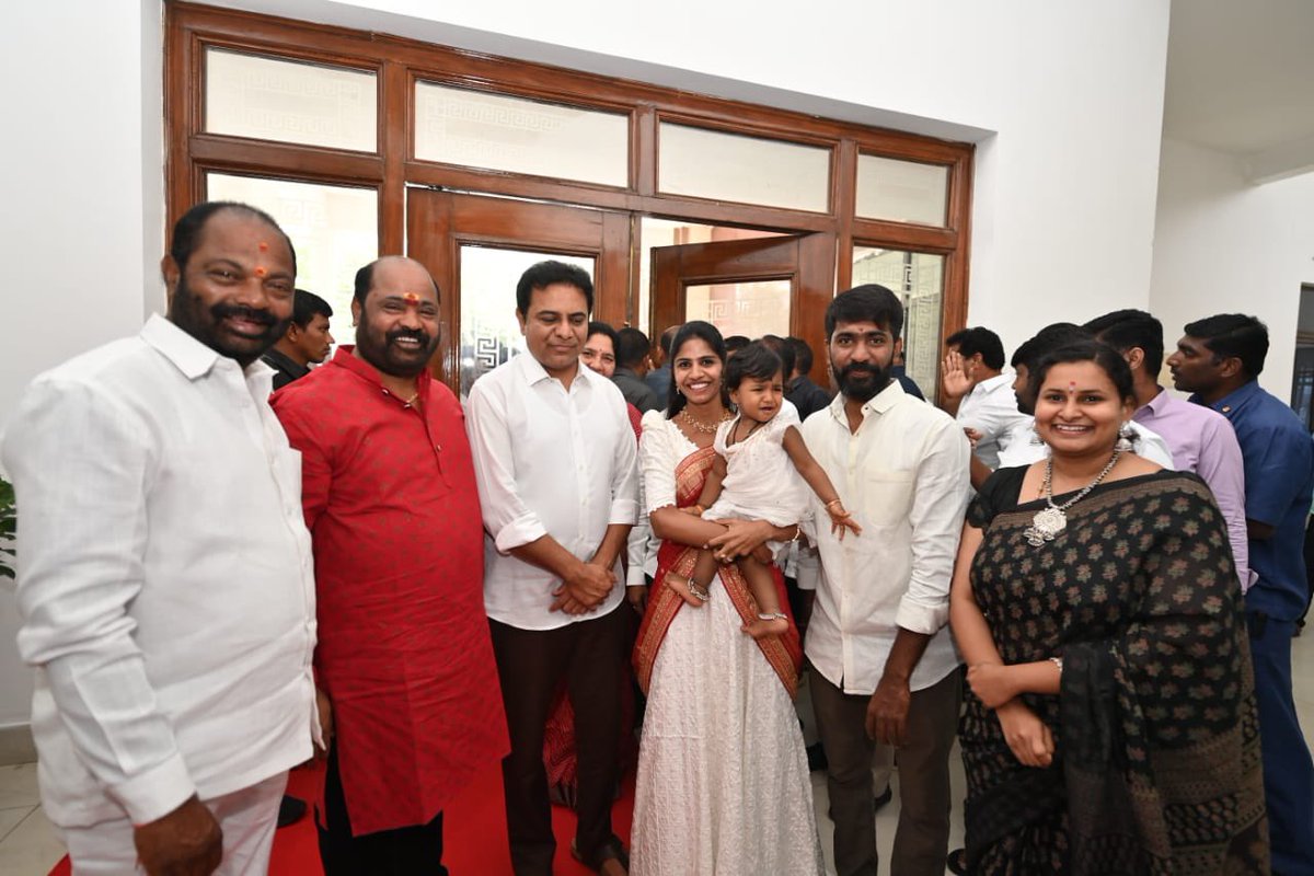 hema_samala's tweet photo. Met the Exemplary leader & epitome of governance Ramanna & sought blessings on the occasion of my birthday. Thank you Anna for always being an inspiration, your distinctive leadership & passion towards serving people has paved the way for many youngsters like me in politics. I am blessed to follow your path and rededicate myself in the public service.