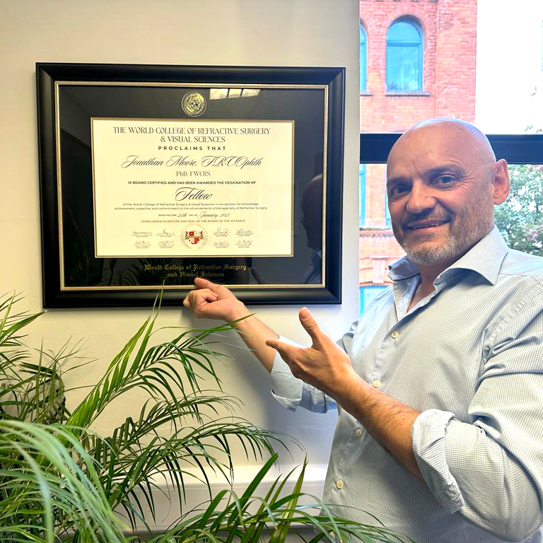 Congratulations to Professor Moore on being awarded his certificate as a Fellow of the World College of Refractive Surgery and Visual Sciences! This prestigious recognition underscores his unwavering dedication to advancing ophthalmology and global vision care. 🌐👁️