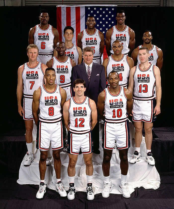 Un día como hoy, hace justo 32 años, la selección de baloncesto de EEUU hacía oficial la lista de jugadores que llevaría a los JJOO de 1992: 

Michael Jordan
Larry Bird
Magic Johnson
Chris Mullin
Clyde Drexler
John Stockton
Scottie Pippen
Chris Laettner
Patrick Ewing
David