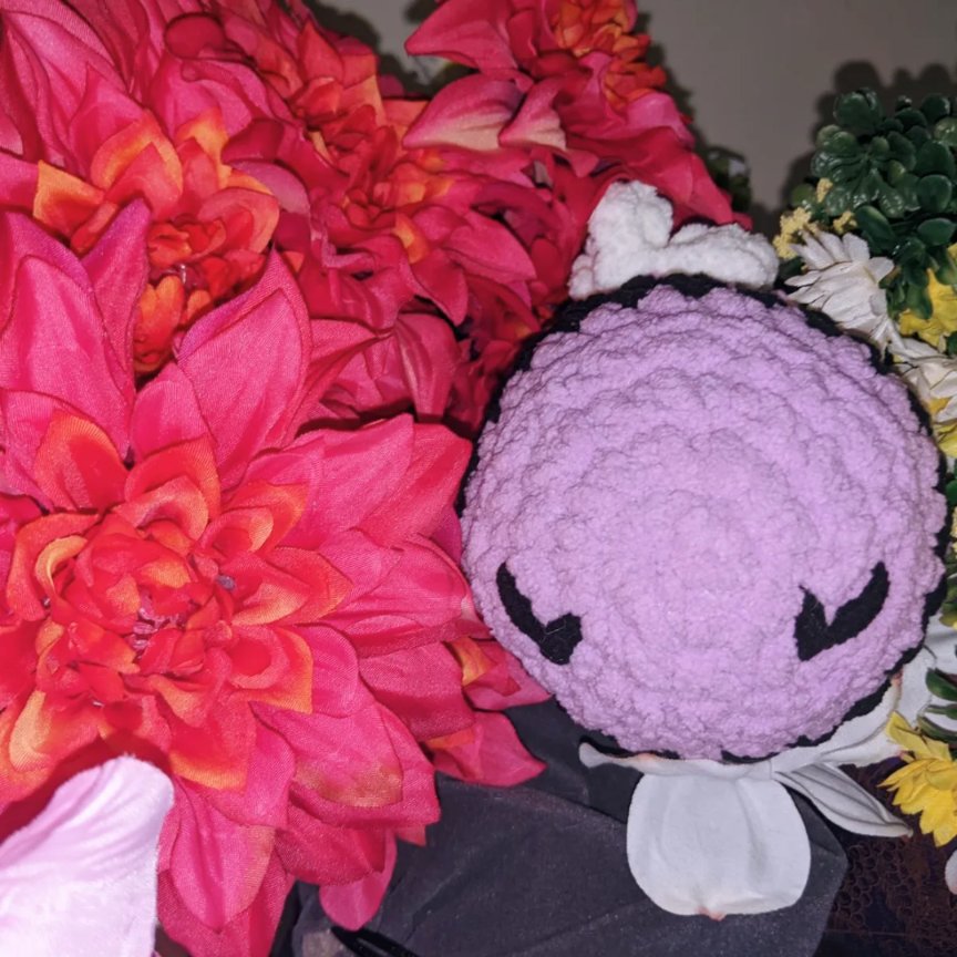 I've been thinking about beeessss

They come in all sizes and colors. This one is enjoying the flowers.

#bees #crochet #amigurumi #flowerfriends #beefriends #beeyourself #purple #SmallBusiness #makersandcrafting #fridayfunday #fridayvibes #hooking #bernatyarn #bernatblanket