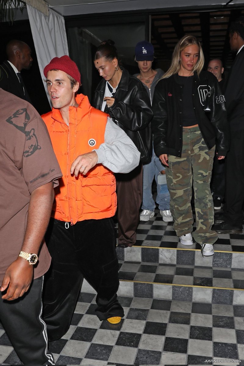jadenhosslerbrs's tweet image. ๐ธ|| Jaden Hossler, Anastasia Karanikolaou, Justin Bieber e Hailey Bieber saindo do The Bird Streets Club ontem em west Hollywood, CA.
ยฉ๏ธ|| @bieberhqphotos