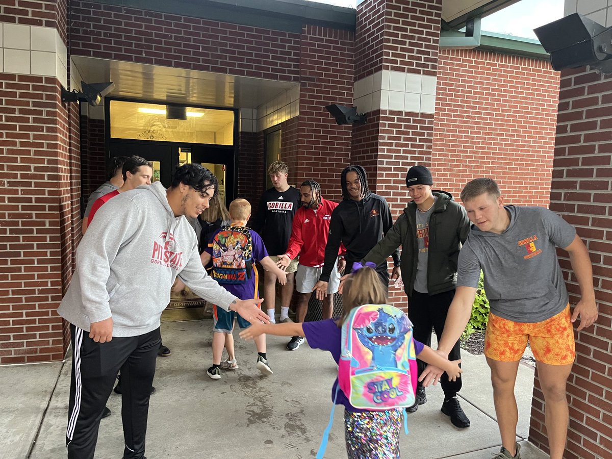Gorilla High-Fives this morning @ George E Nettels Elementary School! 

#AllForward #GorillaNation