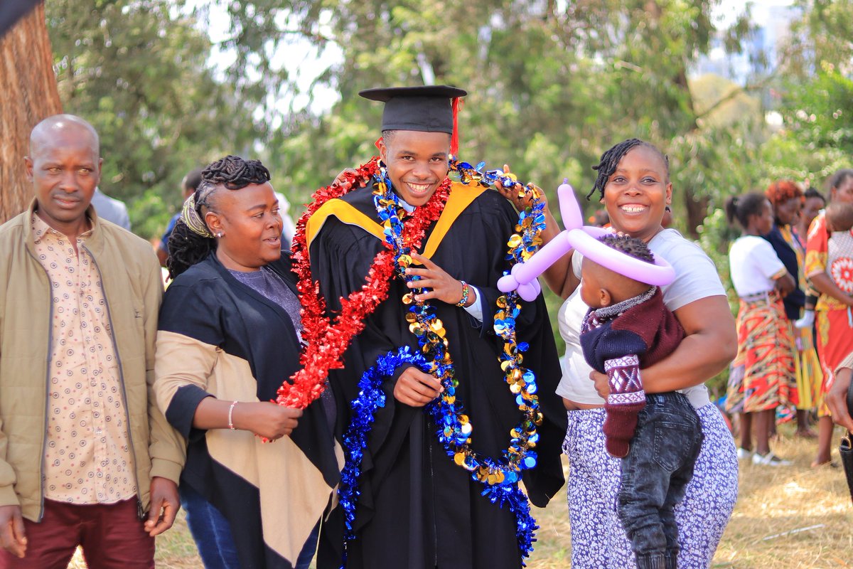 JUST00H's tweet image. A happy family💚🎈🤲🩵🩵

#SiniUoN #UoNClass2023 #UoN69graduation