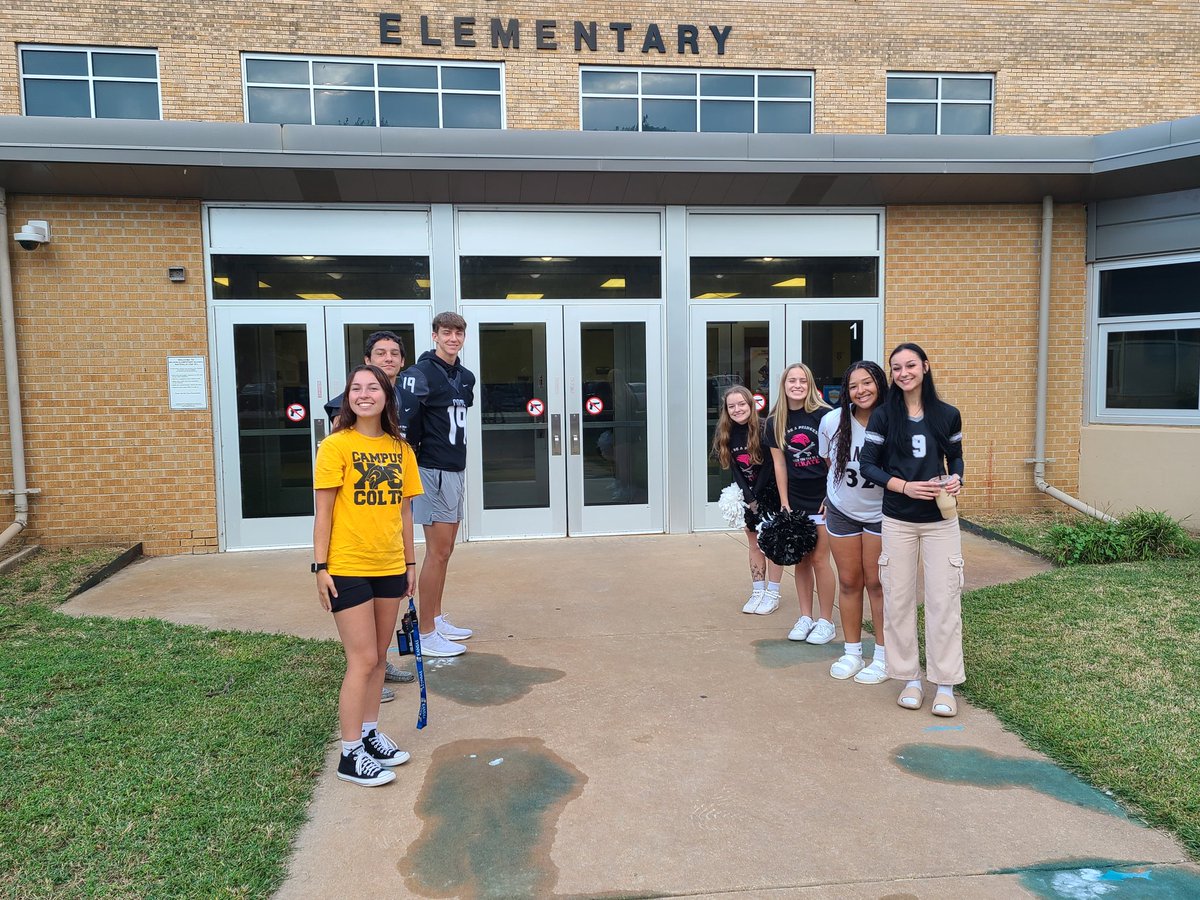 Colts out visiting 3 of our elementary schools today. Building that #ColtStrong bond. <a href="/CampusHSXC/">Campus XC</a> <a href="/campus_football/">Campus Football</a> <a href="/Campus_VBall/">Campus Volleyball</a> <a href="/CampusColts/">@campuscolts</a> <a href="/USD261/">USD 261 Haysville</a>