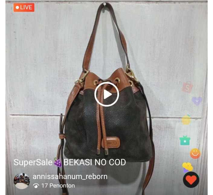 Ibu-ibu yang ngelive sampe malam gini buat jualan, tidak putus asa, berusaha tetap ceria, bikin kagum. 

Ikutan ngintip krn kebetulan bini ngintip, dan dia sendiri terkagum-kagum dgn semangatnya. 

Luas rezeki ibu-ibu tulang punggung keluarga.