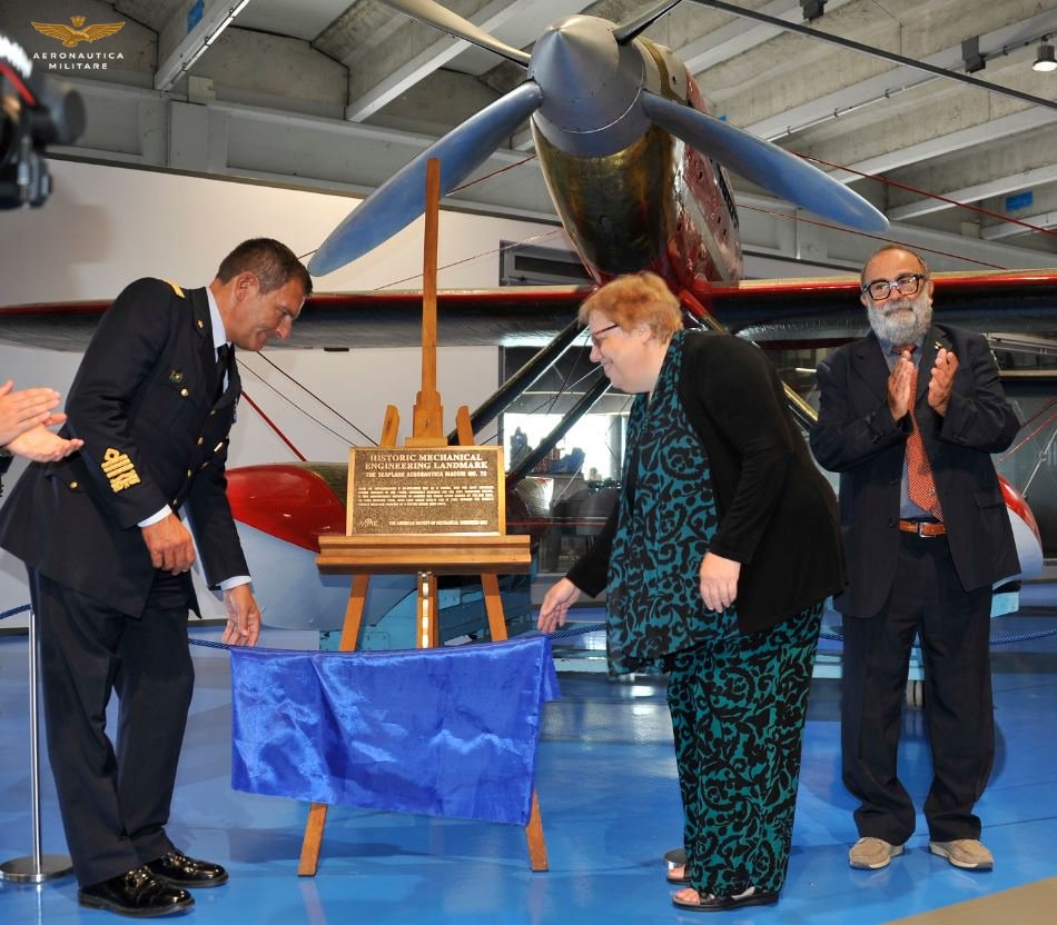 ItalianAirForce's tweet photo. Questa mattina, al Museo Storico dell'#AeronauticaMilitare, è stato consegnato il prestigioso Premio ASME all’idrovolante Macchi MC-72, riconosciuto come uno dei mezzi che hanno contribuito di più allo sviluppo tecnologico aeronautico.
Maggiori dettagli ➡️ https://t.co/xNaqBcklrE https://t.co/LsOLStBrVi