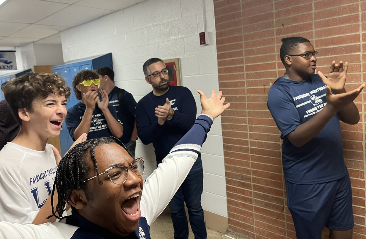 This how I want to start each day!  High Five Fridays with Mr Boze class! Thanks for letting me be a part of this great energy💙
<a href="/birdisthaword13/">Sparky</a> @FairmontCTC <a href="/KetteringSchls/">KetteringSchools</a>