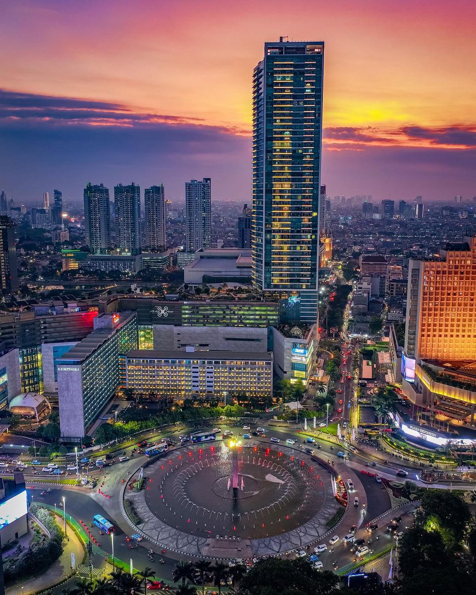 wonderfulid's tweet photo. Revel in the captivating sunset from Bundaran HI.
📸@alivikry #Jakarta https://t.co/pHyQPogXf4