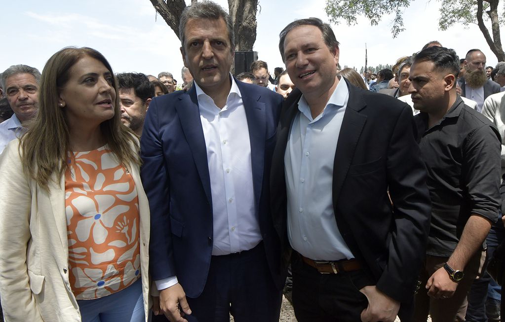 PabloPriore's tweet photo. La Union menjunje son los que destruyeron Mza, estuvieron con Paco perez y Celso Jaque y se fueron sin pagar sueldo, dejando todos sus funcionarios de ñoqui y las escuelas y hospitales destruidos #NoTeComasElVerso https://t.co/hRfHspFkUg
