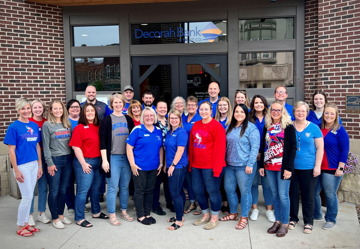 DecorahBank's tweet image. Happy Homecoming, Vikings! Decorah Bank superfans are cheering you on! 🏈