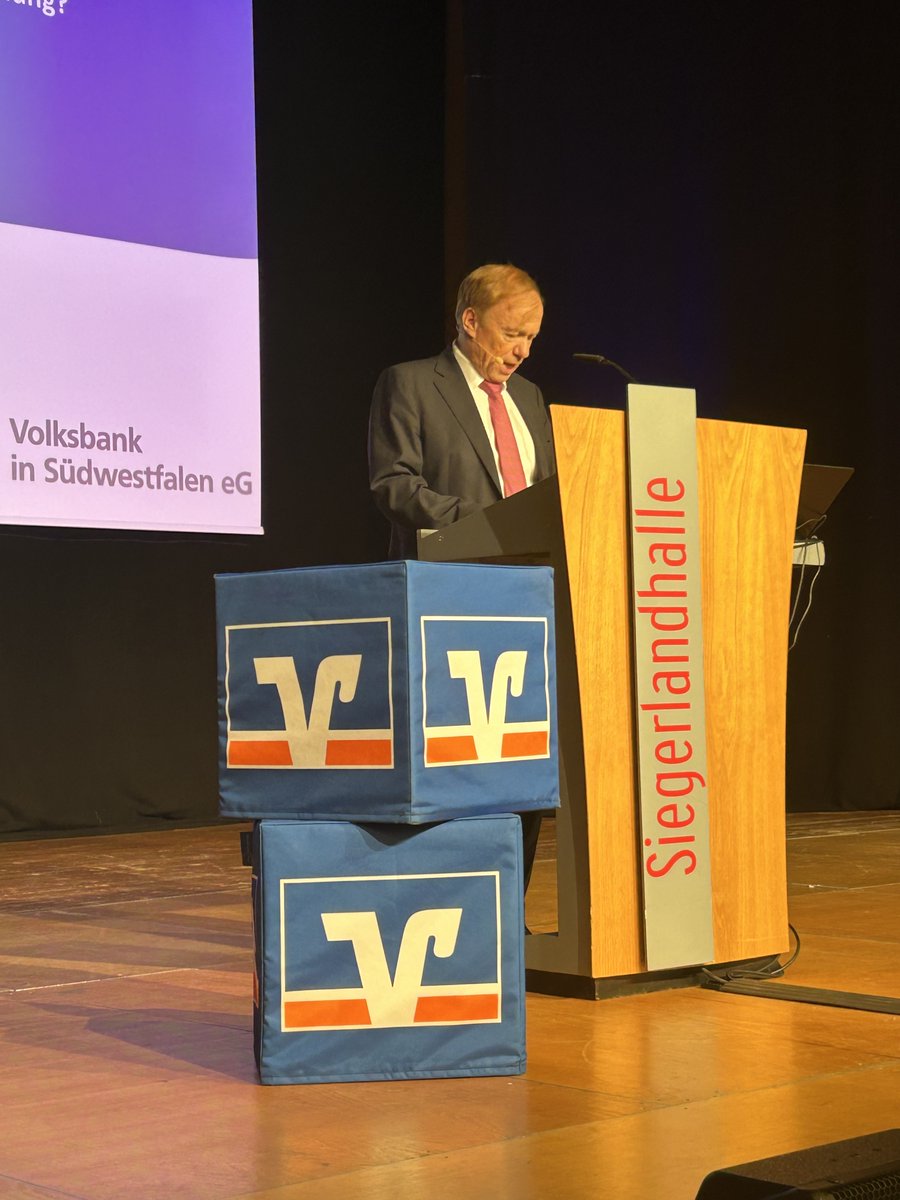 VBinSWF's tweet image. Der ehemalige Botschafter und Experte für Außen- und Sicherheitspolitik, @NikelRolf ,  folgte unserer Einladung, am Mittwoch bei der Veranstaltung „Volksbank  trifft“ über die Zeitenwende in der Sicherheitspolitik zu sprechen. Ein spannender Vortrag mit interessanten Einblicken.