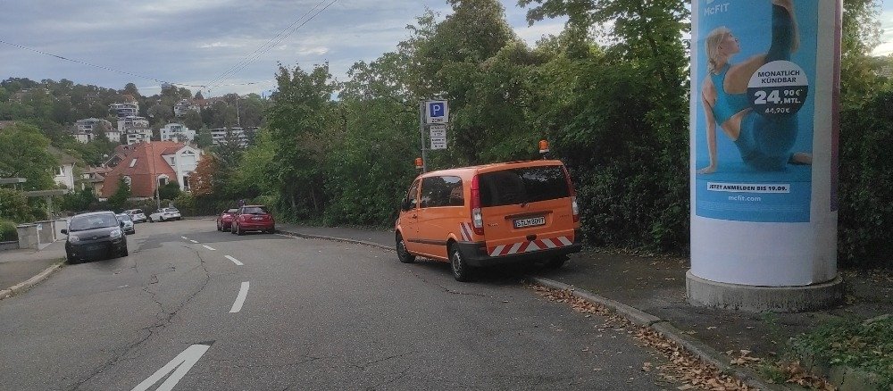 'mit viel Engagement und Herzblut den besten Service bieten' Dafür wird natürlich explizit nicht auf den Parkplätzen, sondern auf dem Gehweg geparkt! Wir nennen das hier #Stuttgartparktfair und 'Sollen die Scheiß-Fußgänger doch Auto fahren!'